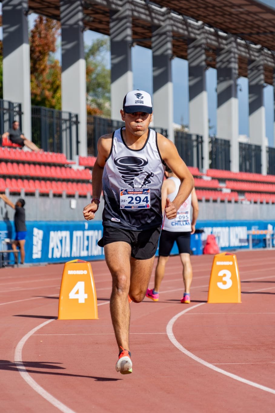 Atleta de Tornado Runners compitiendo en pista
